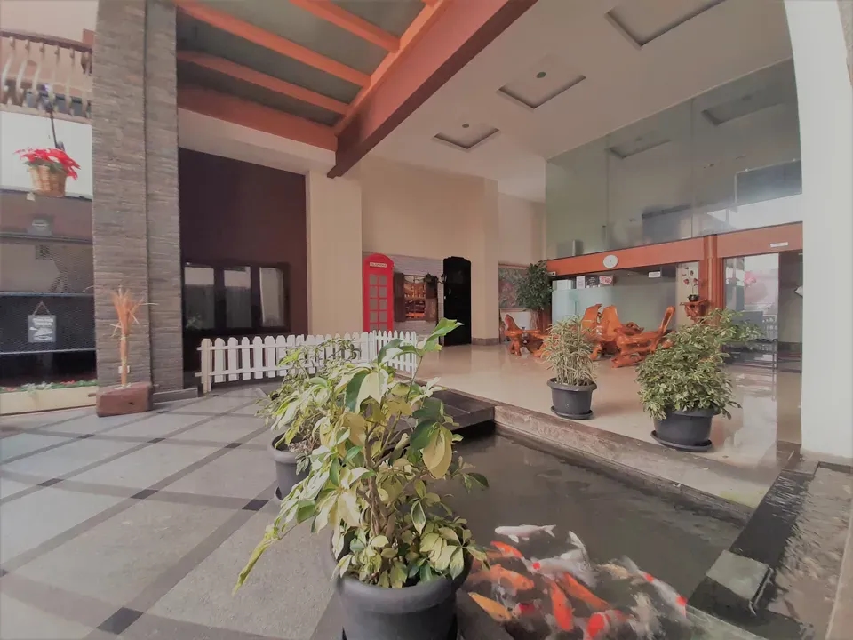 Palais Dago Hotel entrance